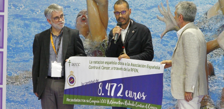 El cheque AECC yac�a en el fondo de la piscina
